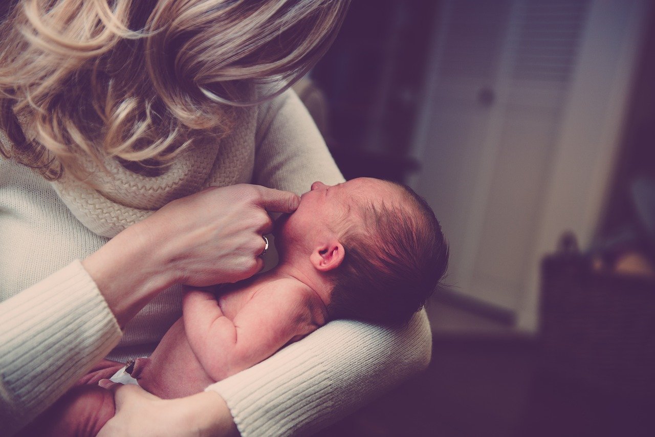 Breastfeeding mother holding her newborn, focusing on a healthy Diet Plan for Breastfeeding Mothers to Lose Weight while maintaining milk supply and overall health