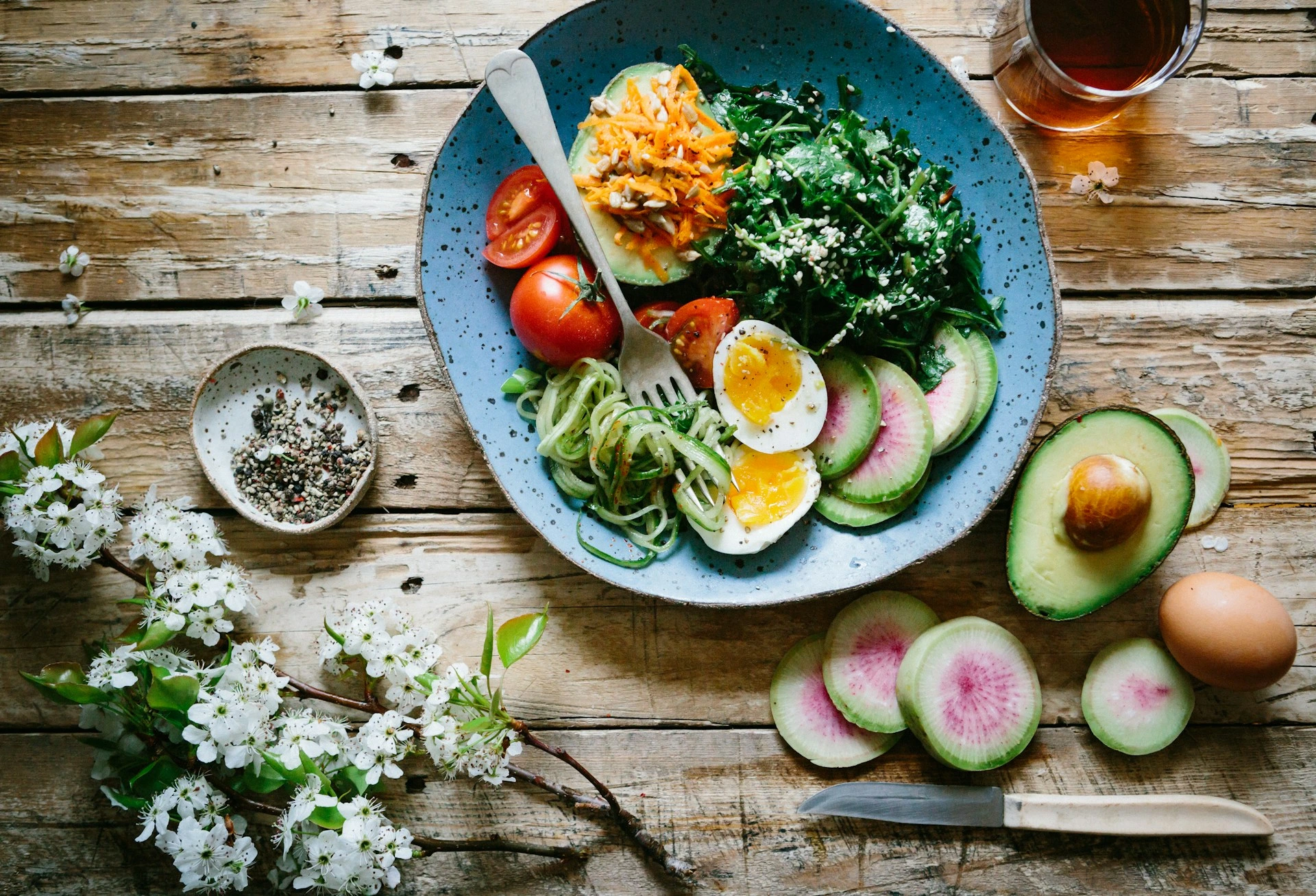 A nutrient-packed meal featuring avocado, boiled eggs, tomatoes, leafy greens, and zucchini noodles, ideal for a 7 Day High Calorie Weight Gain Meals plan to promote healthy weight gain.